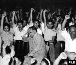1957年6月毛泽东发动反右斗争后,头号大右派章伯钧遭群众批斗,至今未平反。(资料照)