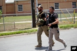 德州尤瓦尔迪市罗布小学发生枪击案后警察赶到学校。(2022年5月24日)
