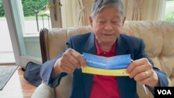 前台湾独立建国联盟美国本部主席吴明基和他戴的支持乌克兰、“反侵略”口罩 (美国之音锺辰芳拍摄)