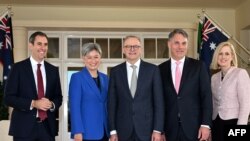澳大利亚新任外长黄英贤(Penny Wong)(左二)与新任总理阿尔巴尼斯(中)等主要内阁成员。
