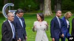 德国外长贝伯克在七国集团外长会议期间与乌克兰外长库列巴等人交谈（2022年5月13日）