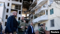 欧洲理事会主席夏尔∙米歇尔(左)与乌克兰总理什米加尔在乌克兰敖德萨视察一处被俄罗斯导弹袭击摧毁的民宅。(2022年5月9日)