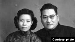 1957年11月27日,黄万里、丁玉隽夫妇合影纪念结婚20周年。当时黄万里教授已被打成右派分子。(黄万里研究基金)