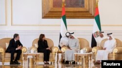 美国副总统哈里斯和国务卿布林肯向阿联酋星期五去世的总统哈利法·本·扎耶德·阿勒纳哈的家人表示哀悼(2022年5月16日)