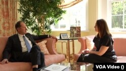 Варшава, Польща, травень, 2022 р. Голова бюро "Голосу Америки" у Східній Європі Мирослава Гонгадзе бере інтерв'ю у Марка Бжезінського, посла США в Польщі. Фото: кадр з відео
