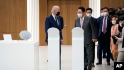 5月20日,拜登总统在尹锡悦总统的陪同下,参观了位于平泽的、全球最大的三星电子公司。-美联社照