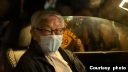 2022年5月11日,天主教香港教区荣休主教陈日君枢机被警方扣留了约6个钟头后,已获准保释。他在离开警署时向车外的人挥手致意。(照片由美国之音粤语广播听众郑先生提供。)