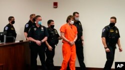 纽约州布法罗枪击案嫌疑人詹德隆出庭被正式起诉(2022年5月19日)