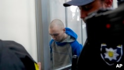 2022年5月13日,俄罗斯某部坦克部队士兵、被告希希马林中士抵达基辅一家法庭受审。这是莫斯科入侵乌克兰以来首起战争罪的审判。(美联社)