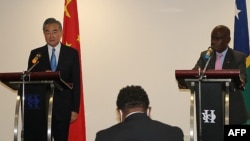 2022年5月26日,中国外交部长王毅与所罗门群岛外长马内莱在所国首都霍尼亚拉举行记者会。(法新社)