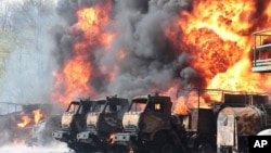 乌军导弹击中乌克兰东部马凯耶夫卡被支持俄军的分离主义分子占领的一个油库的车辆。(2022年5月4日)