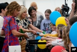 2022年5月7日,美国第一夫人吉尔·拜登和罗马尼亚第一夫人卡门·约翰尼斯在访问罗马尼亚布加勒斯特一所学校时向人们致意,会见了教乌克兰流离失所儿童的学生和教育工作者。