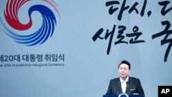 韩国总统尹锡悦在首尔一家酒店举行的就职晚宴上发表讲话。(2022年5月10日)