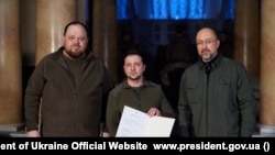 乌克兰总统泽连斯基在乌克兰加入欧盟的申请书上签字(2022年2月28日)