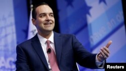 资料照片:时任白宫国内政策委员会主任的布伦博格在研讨会上讲话(2017年2月24日)