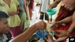 ၂၀၀၈ ခုနှစ်၊ နာဂစ်မုန်တိုင်းသင့်ပြည်သူတွေ စားအုန်းဆီအခမဲ့ဝေနေတာကို စောင့်နေစဉ်။