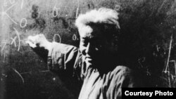 被毛“钦点”右派分子的黄万里教授“摘帽”后返回教室讲课。(黄万里研究基金)