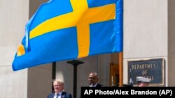 Міністр оборони Швеції Петер Гультквіст та очільник Пентагону Ллойд Остін, 18 травня 2022 року, Вашингтон. (AP Photo/Алекс Брендон)