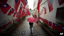 资料照:日本横浜市中国城一条挂满台湾旗帜的小巷。(2015年11月14日)