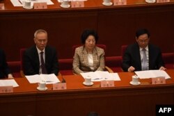 资料照:右起:上海市委书记李强,中国国务院副总理孙春兰,中国国务院副总理刘鹤在北京出席全国政协会议。(2021年3月4日)