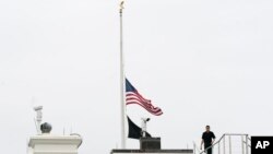 白宫降半旗向德克萨斯州尤瓦尔迪的罗布小学枪击案罹难者致哀。(2022年5月24日)