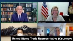 美国贸易代表发出照片显示,美国主管亚太地区贸易事务的副贸易代表莎拉∙比亚奇(右上)与台湾行政院政务委员兼经贸总谈判代表邓振中(左上)举行视频会晤。(2022年6月1日)