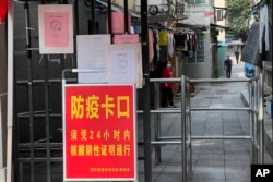 中国广东广州当局要求海珠区居民须有核酸阴性证明方能通行小巷。(2022年11月11日)