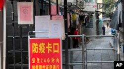 中国广东广州当局要求海珠区居民须有核酸阴性证明方能通行小巷。(2022年11月11日)