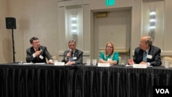 专家在华府台湾同乡会2022年11月12日举行的感恩节餐会后讨论美台关系。(美国之音锺辰芳拍摄)