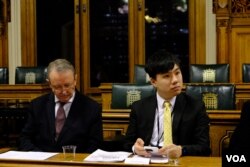 奥尔顿勋爵(图左)与前香港区议员李轩朗(图右)(美国之音/郑乐捷)