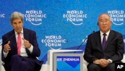 资料照片 - 2022 年 5 月 24 日在瑞士达沃斯举行的世界经济论坛期间,美国总统气候问题特使约翰·克里在中华人民共和国气候变化问题特使谢振华一道参加会议。