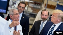 美国总统特朗普在马里兰的国立卫生研究院疫苗研究中心听取美国国家过敏与传染病研究所所长托尼·福西的讲解。(2020年3月3日)