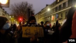 大约50人在12月4日晚上在中国驻英国大使馆外集会,声援中国大陆的“白纸运动”。 (美国之音/郑乐捷)
