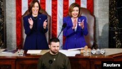 乌克兰总统泽连斯基在美国国会两院联席会议发表演说,美国副总统哈里斯、众议院议长佩洛西和议员们起来鼓掌。(2022年12月21日)