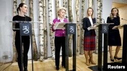 欧盟委员会主席冯德莱恩(左二)在芬兰与芬兰总理、爱沙尼亚这里和瑞典副总理出席记者会。(2022年11月24日)