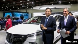 中国外交部新任部长秦刚(照片中前者)与美国通用汽车公司总裁马克·瑞乌斯2022年9月14日一同参观在底特律举办的北美国际汽车展