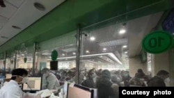 北京朝阳医院发热门诊12月10日爆满的情况。(读者提供)