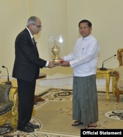 印度外交秘书文奈·克瓦特拉(左)