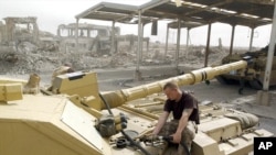 资料照：一辆英国制造的挑战者II主战坦克正在伊拉克的巴什拉加油。