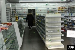 北京一家药店治疗退烧的药物货架空空。(2022年12月17日)