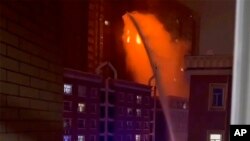 乌鲁木齐一个居民楼疫情封控下11月24日晚发生火灾，消防车无法靠近，水柱达不到失火楼层。