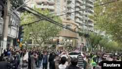 上海大批民众2022年11月27日继续抗议当局新冠防疫政策。(路透社转发)