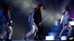 Personil BTS, Jung Kook, saat tampil di acara pembukaan Piala Dunia 2022 di stadion Al Bayt, Qatar, November 2022 (dok: )AP/Manu Fernandez)