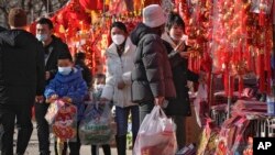 北京市民在选购中国春节的年货。(2023年1月7日)