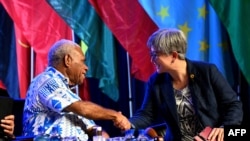 资料照:澳大利亚外长黄英贤(右)与瓦努阿图总理鲍勃·拉夫曼在太平洋岛国论坛会议期间会面。(2022年7月12日)