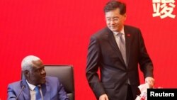 中国新任外长秦刚2023年1月11日会见非盟委员会主席法基。(路透社照片)