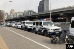 多辆警车沿路停靠在前一晚北京市民举行抗议严厉防疫封控的示威活动的亮马桥下。(2022年11月28日)