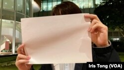 11月29日晚再次有人在香港大学校园发起“白纸示威”,声援中国内地民众反封控 (美国之音/汤惠芸)