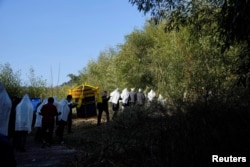 中国浙江桐庐县一个村庄的一家人在给刚刚离世的一位亲人送葬。(2023年1月9日)