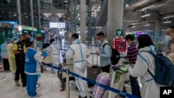 资料照 - 2020年10月20日,来自中国上海的观光客手持特别旅游签证抵达泰国曼谷的素万那普机场。